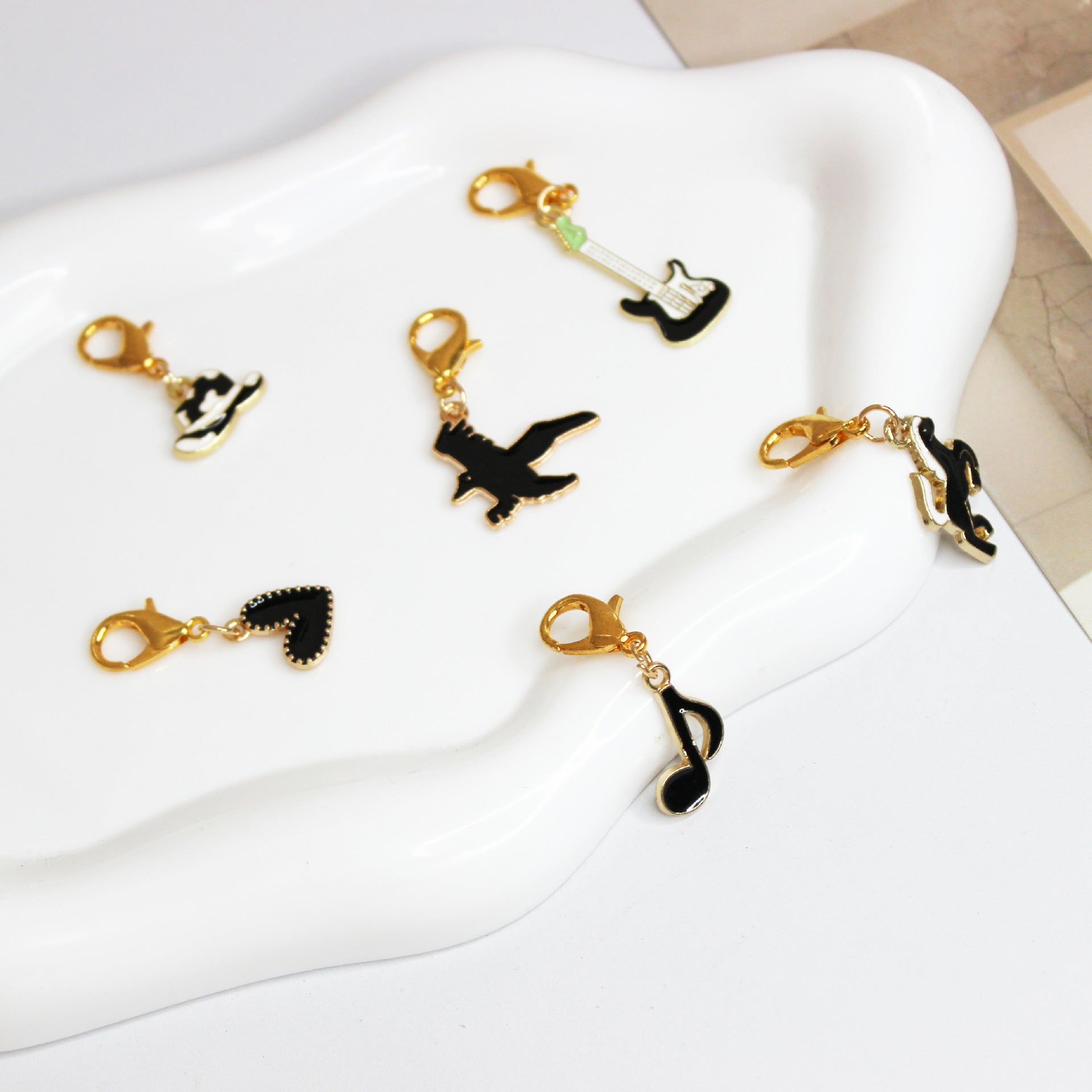 Popular Diy Mark Buckle Black Dripping Oil Love Music Festival Keychain Pendant